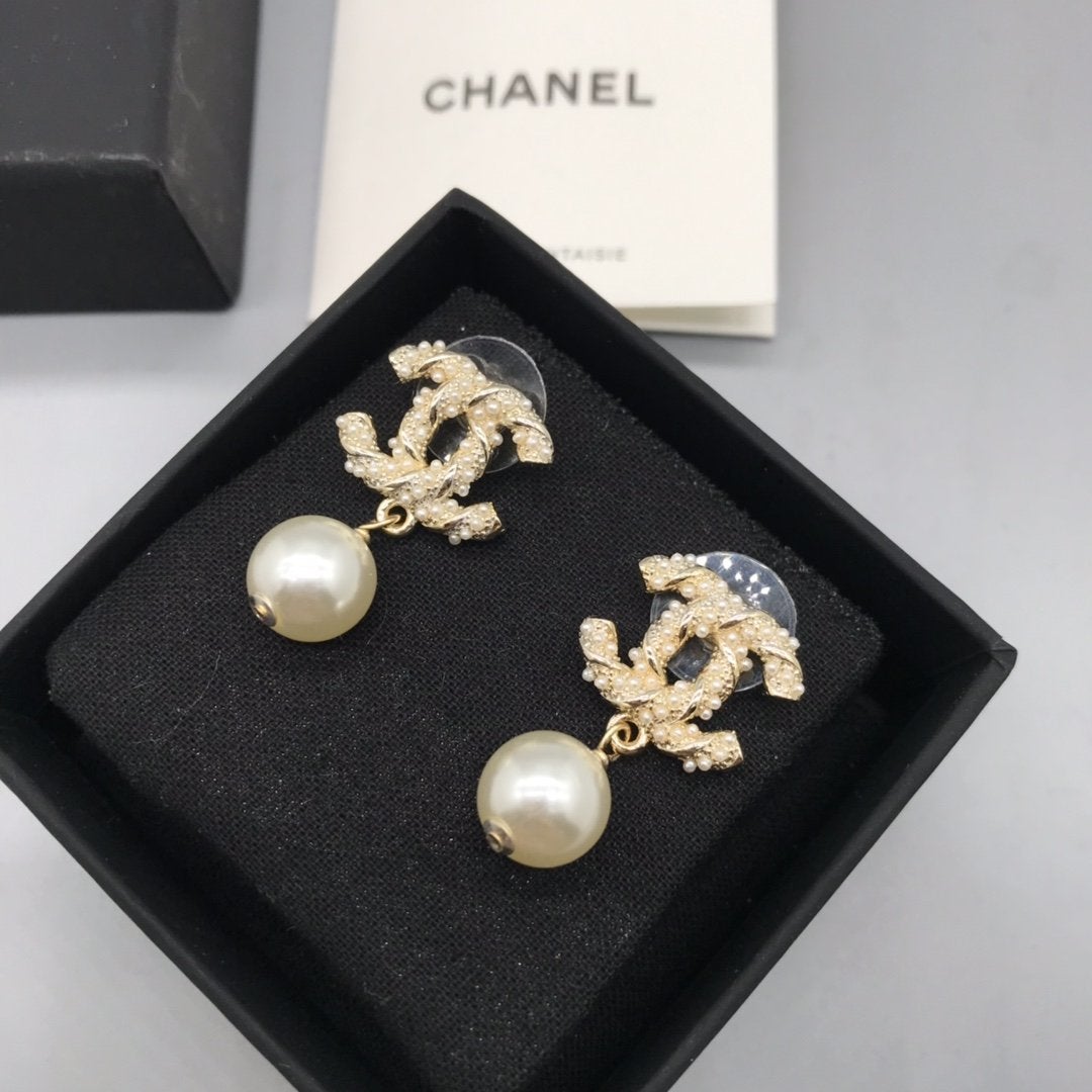 CHANEL Fashion luxury pearl pendant earrings