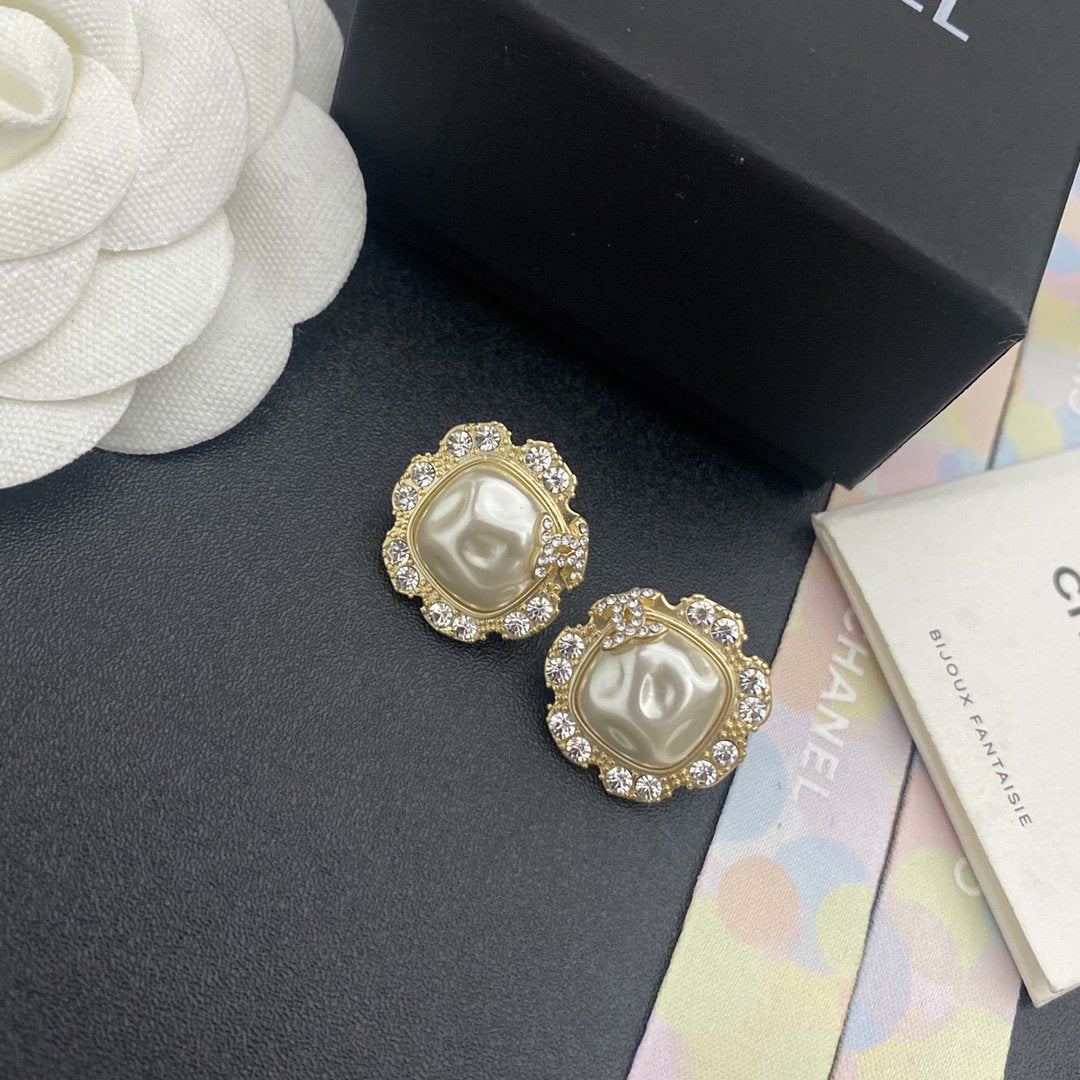 CHANEL Fashion irregular pearl rhinestone earrings