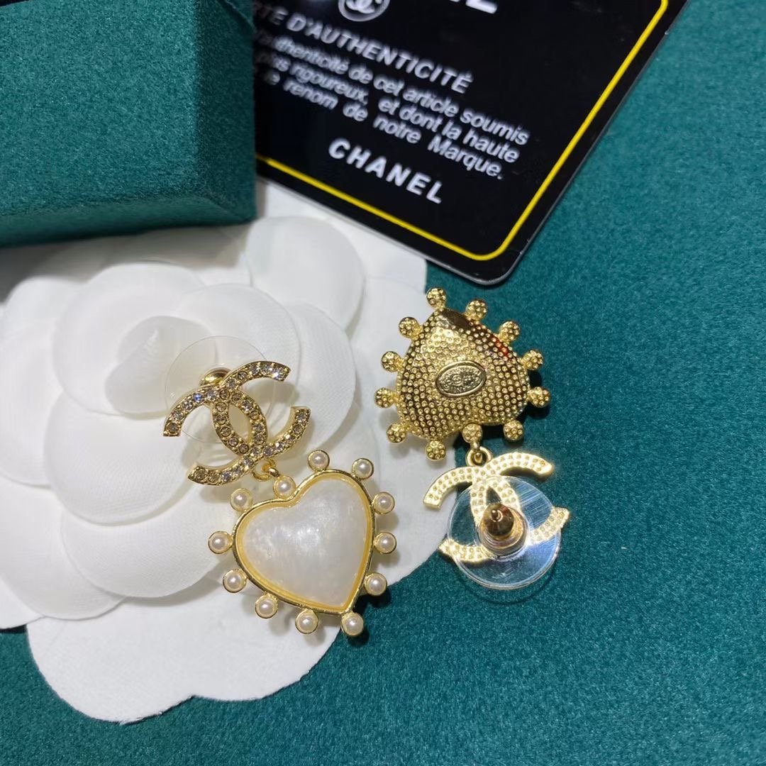 CHANEL Luxury love heart inlaid pearl earrings