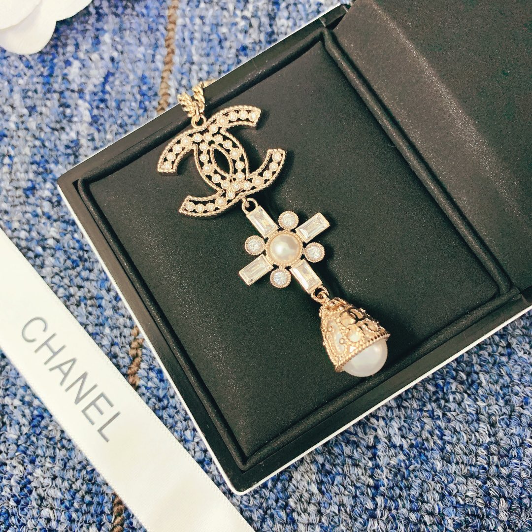 CHANEL Elegant Pearl Necklace