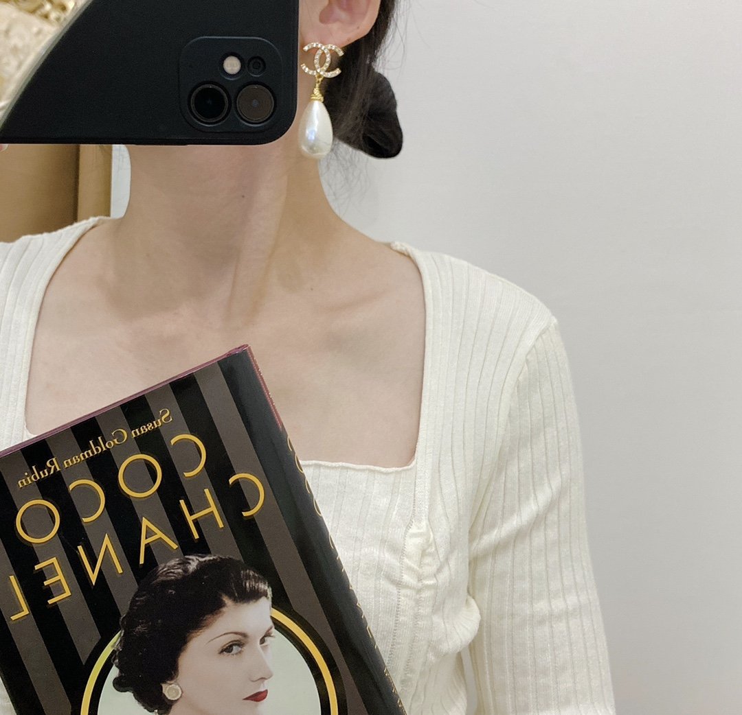 CHANEL Luxury Large Pearl Pendant Earrings