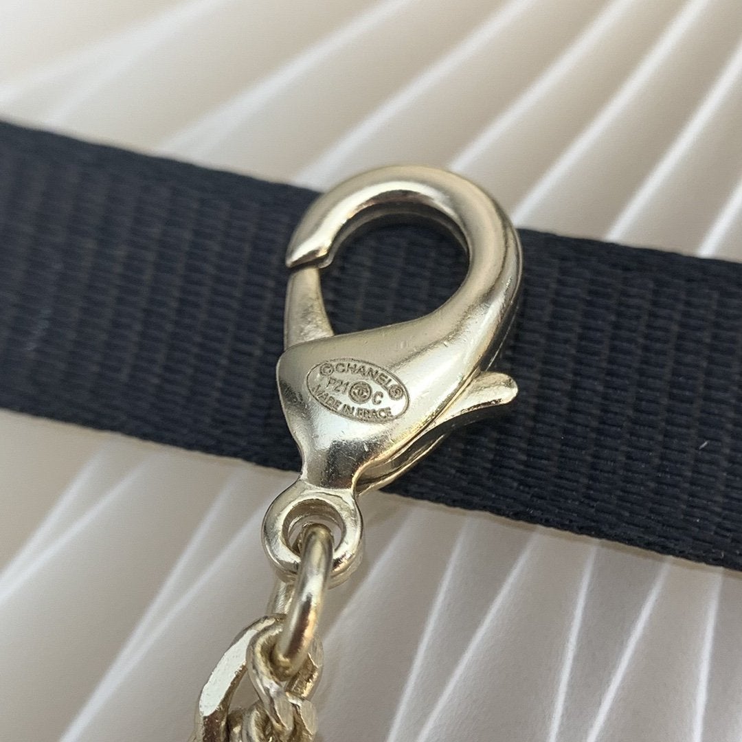 CHANEL Fashion Carved Double C Pendant Necklace