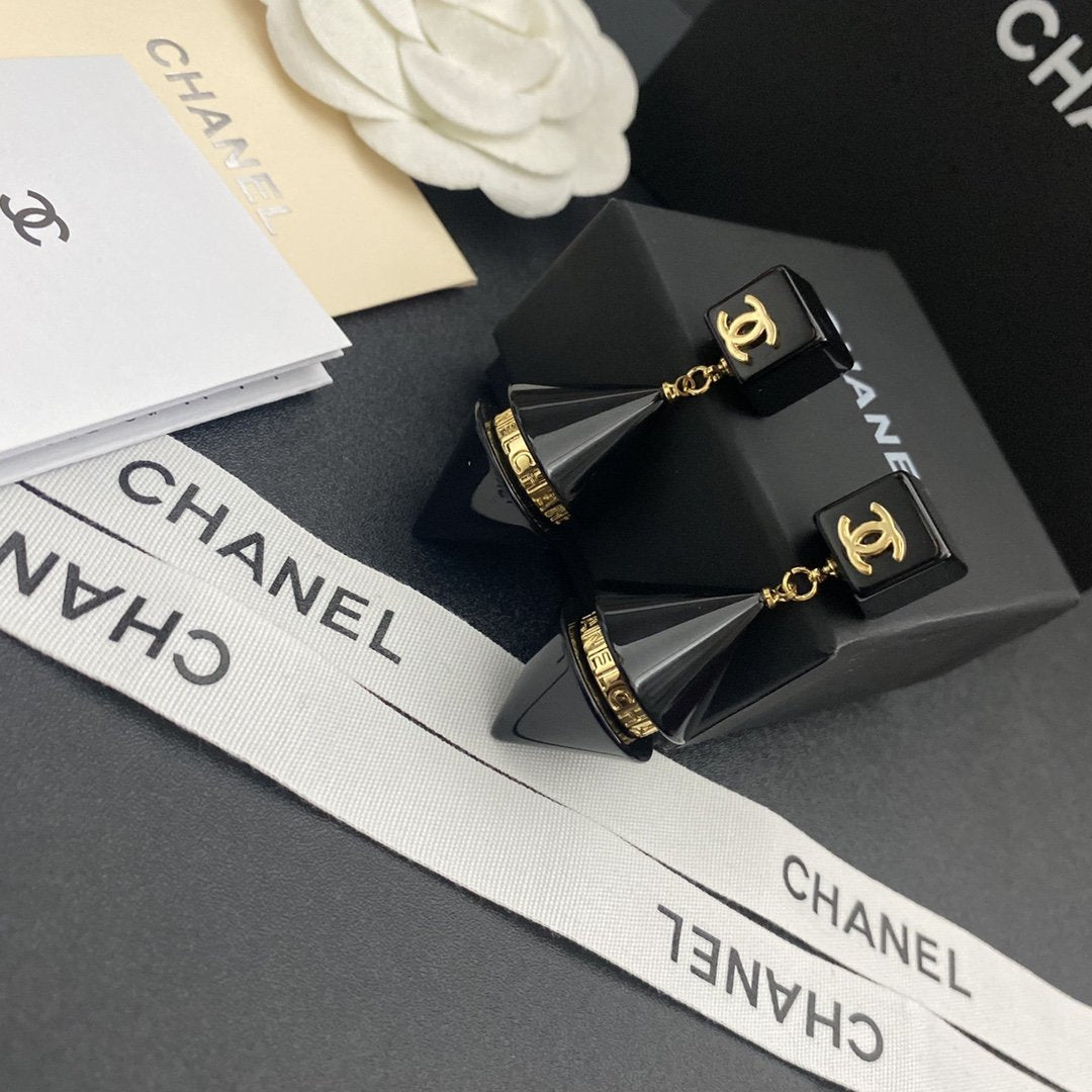 CHANEL Luxury high-end resin pendant earrings
