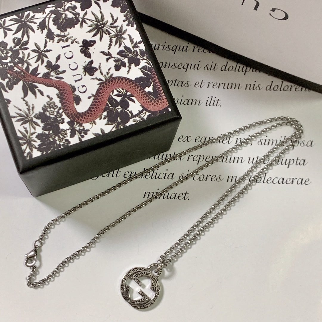GUCCI Vintage Pattern Engraved Pendant Necklace
