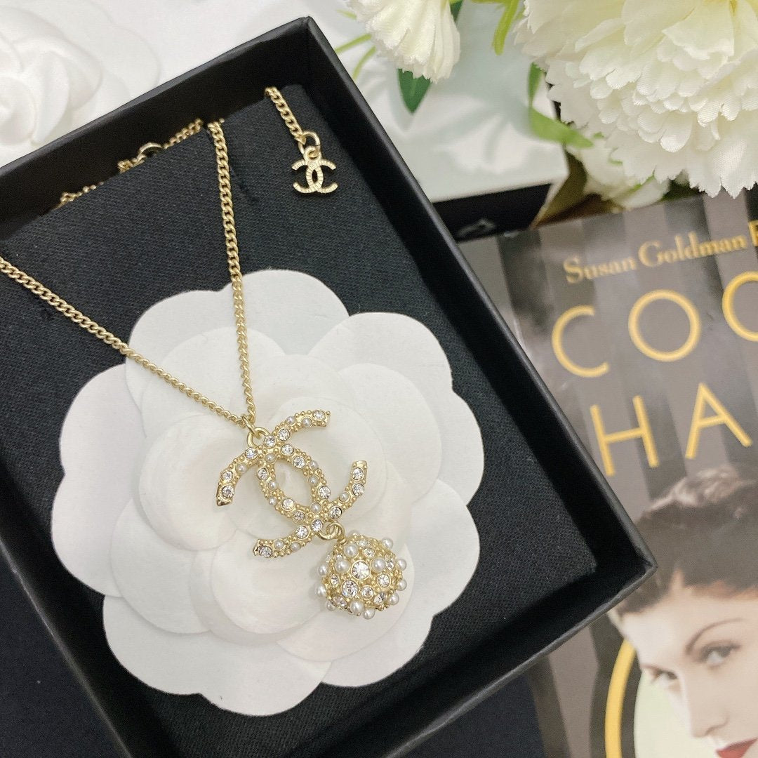 CHANEL Luxury Pearl Rhinestone Pendant Necklace