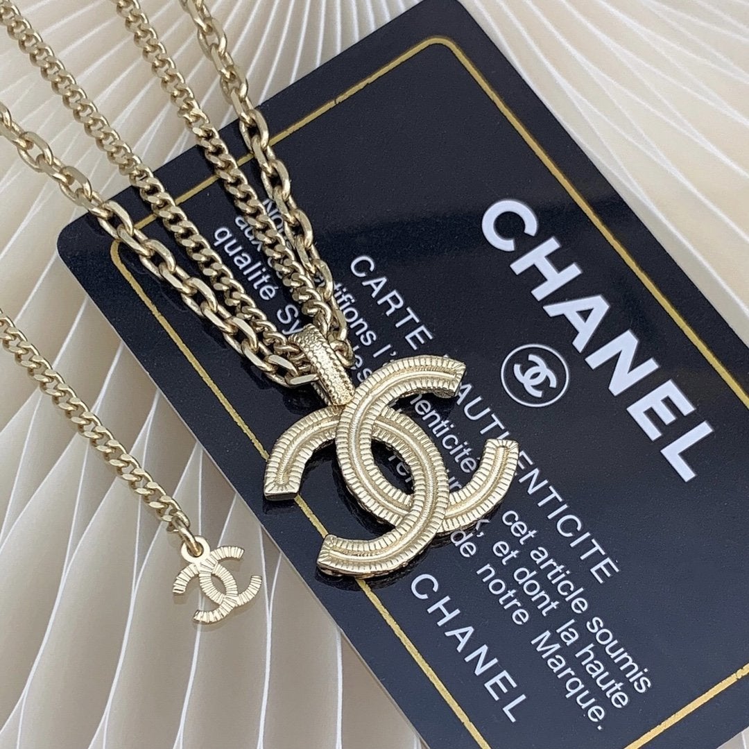 CHANEL Fashion Carved Double C Pendant Necklace