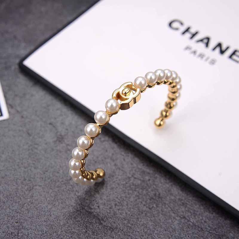CHANEL Elegant Pearl Bracelet