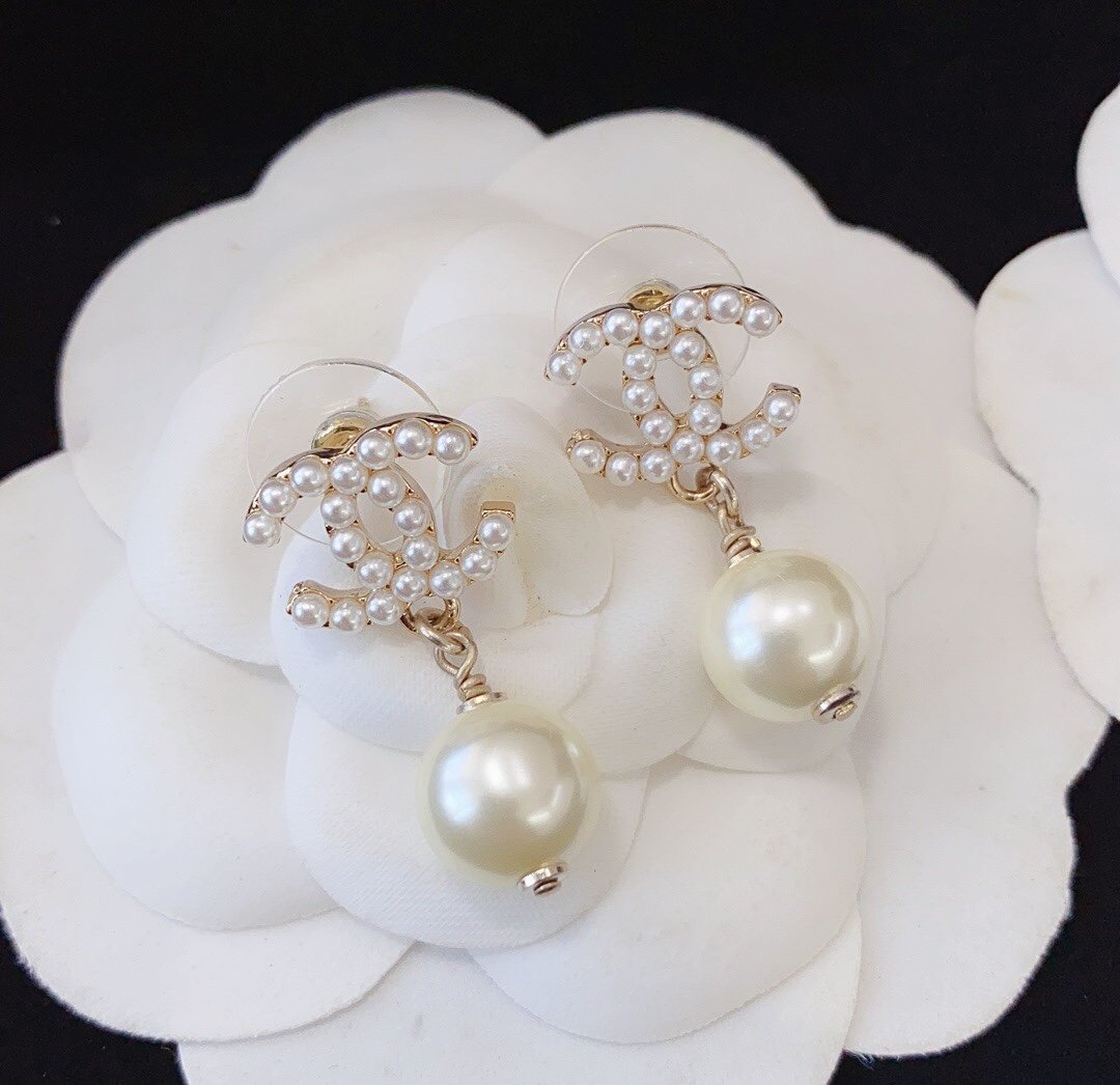 CHANEL Fashion Pearl Pendant Earrings