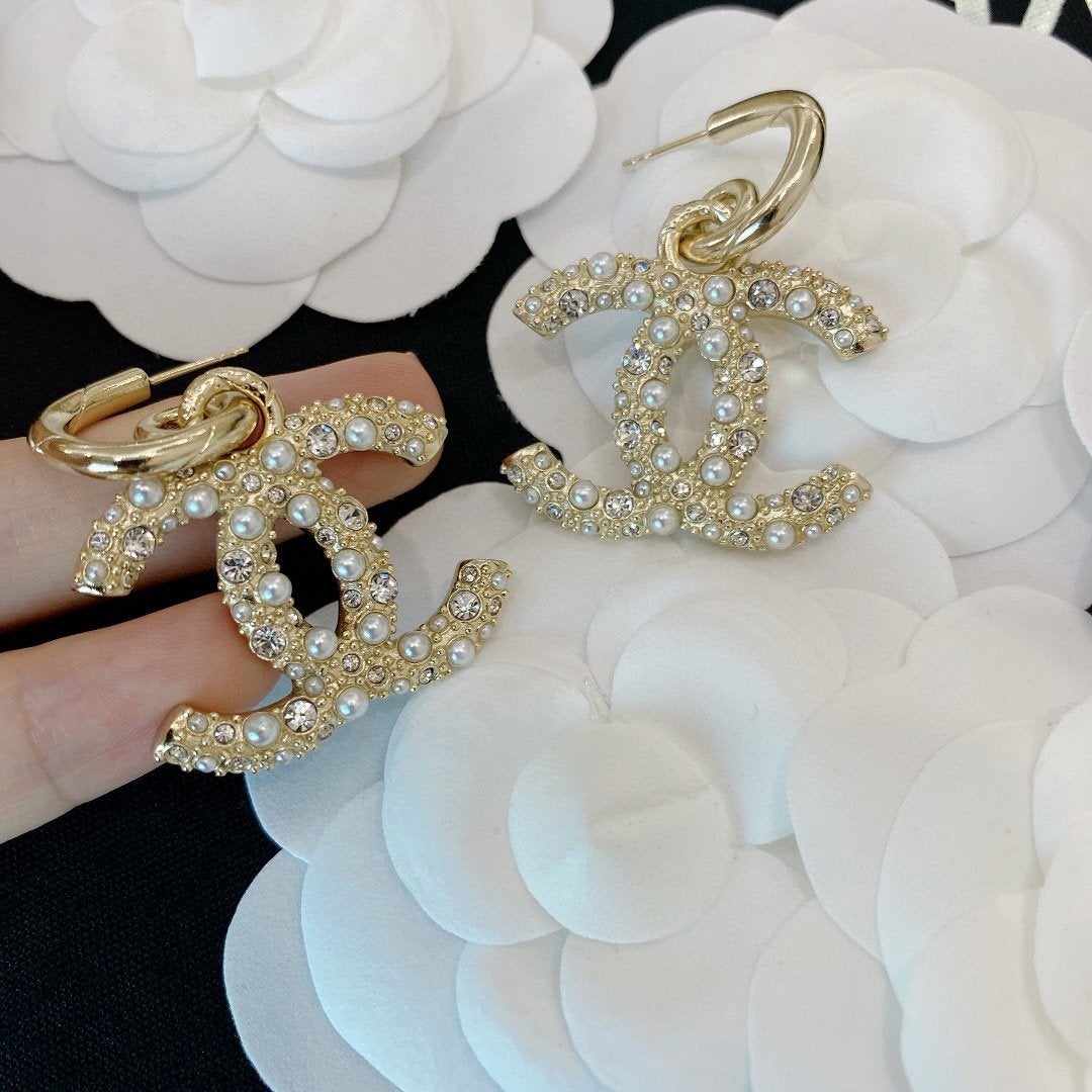 CHANEL exquisite rhinestone and pearl pendant earrings