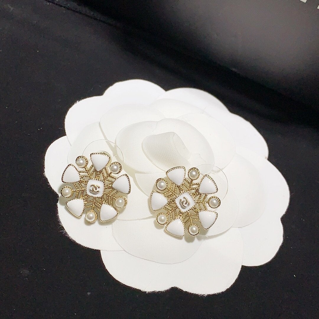 CHANEL Fashion Double C Flower Pearl Earrings