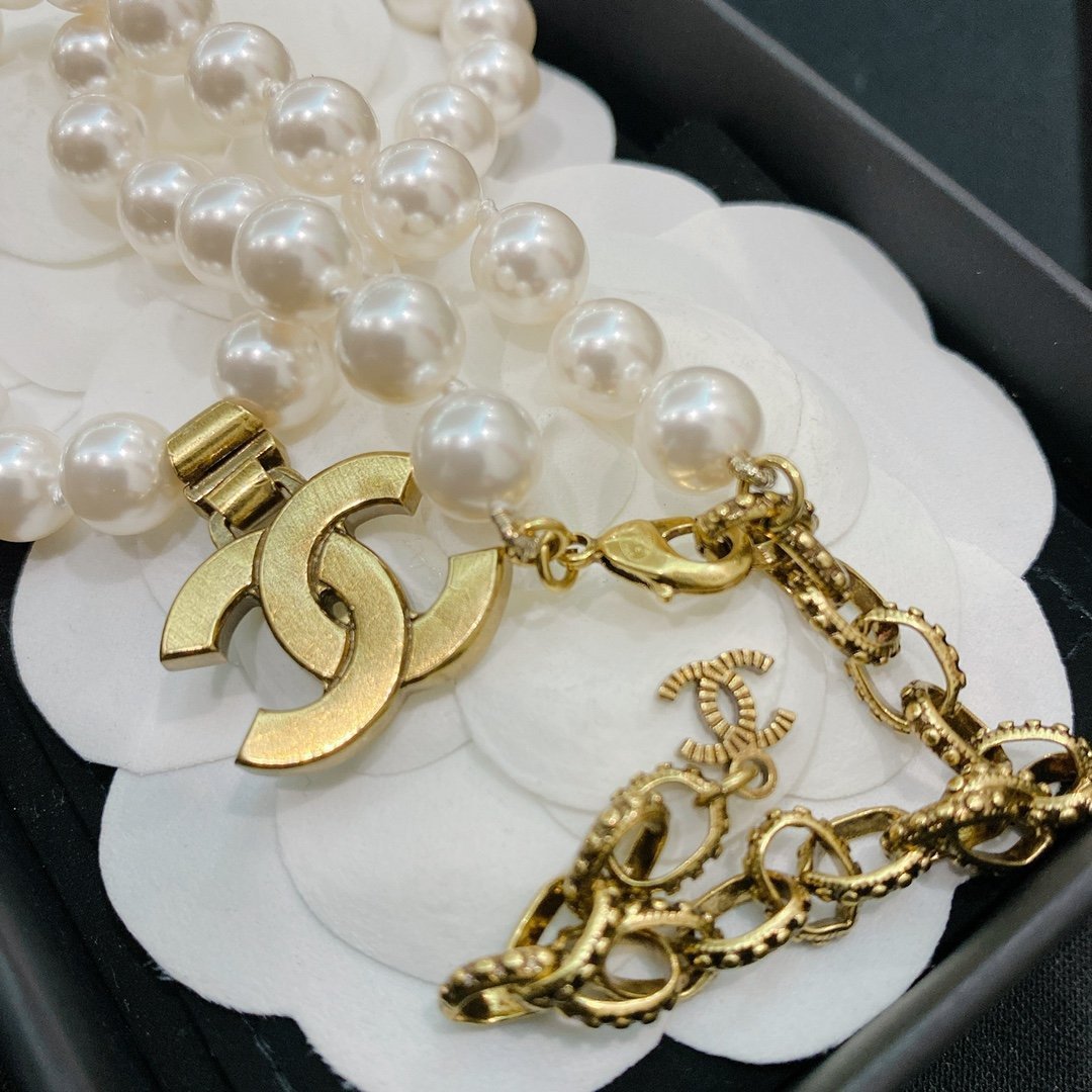 CHANEL Elegant Pearl Rhinestone Double C Pendant Necklace