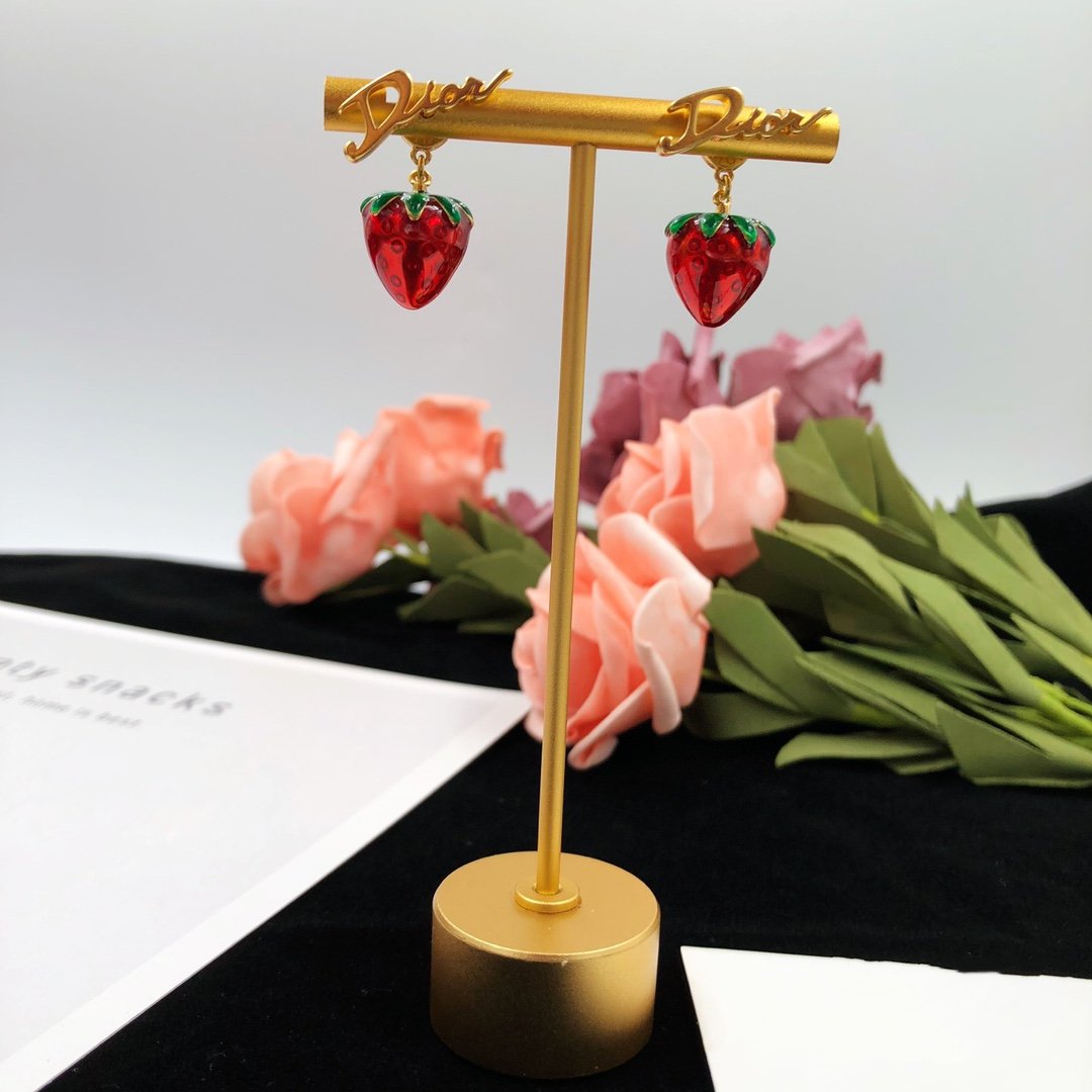 DIOR English strawberry pendant earrings