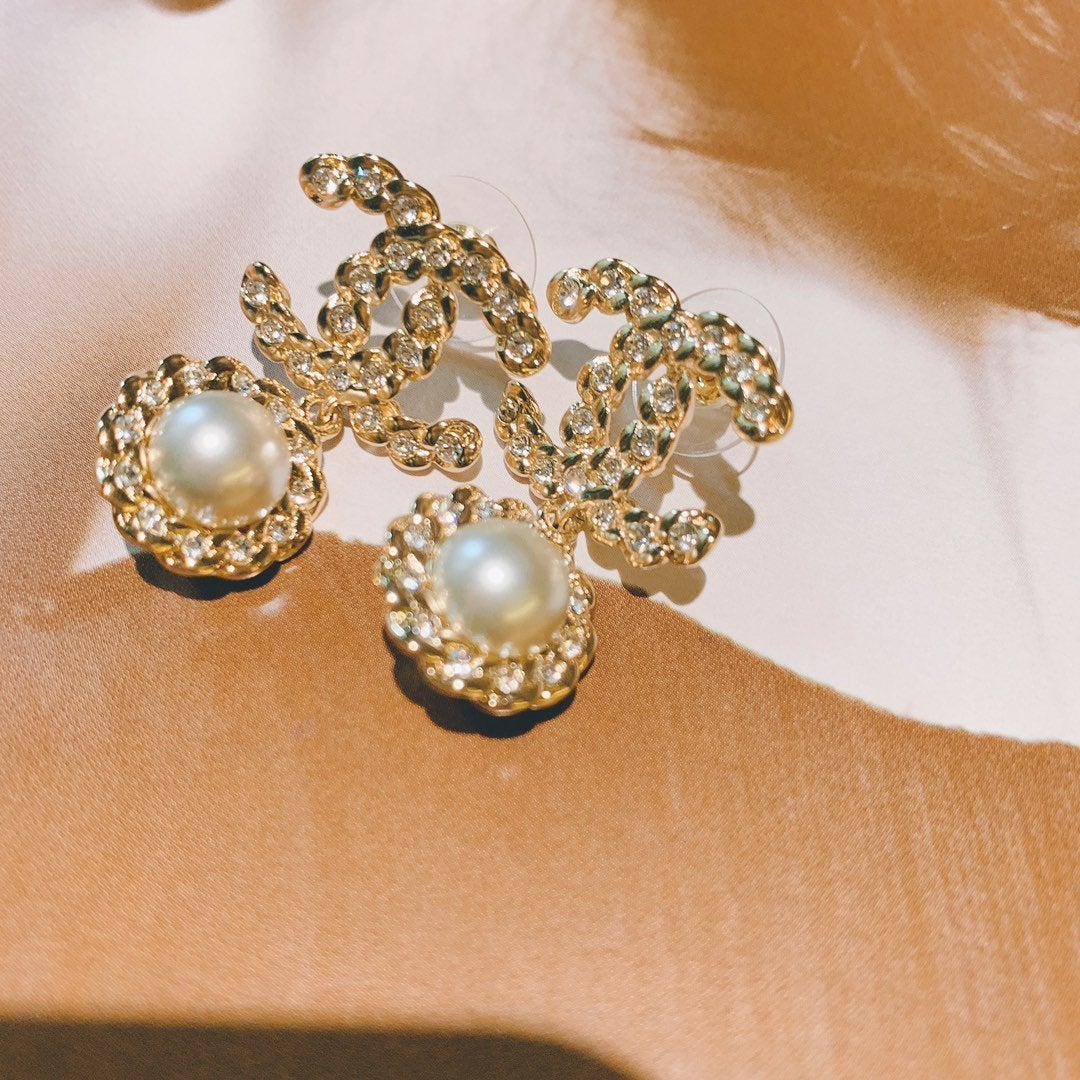 CHANEL Exquisite twine inlaid rhinestone pendant earrings