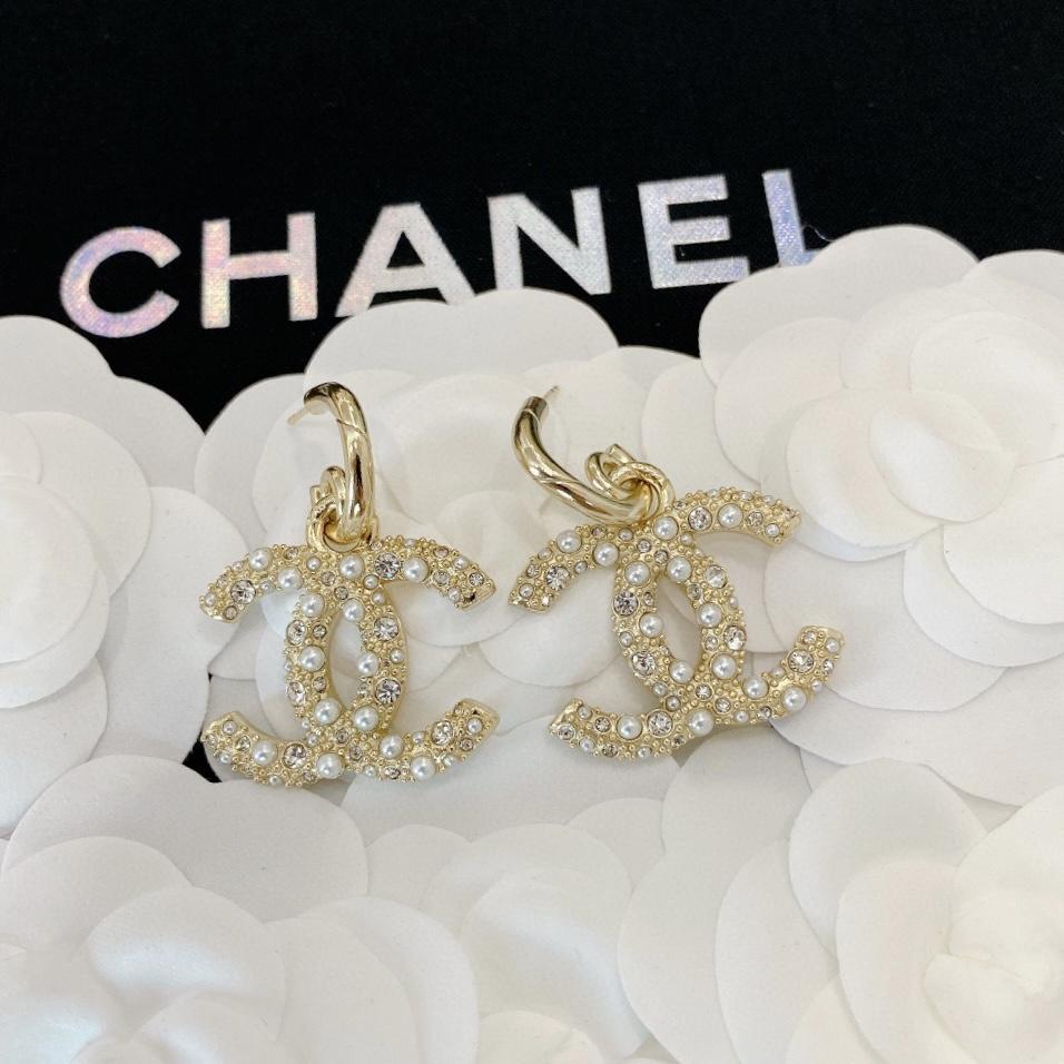 CHANEL exquisite rhinestone and pearl pendant earrings