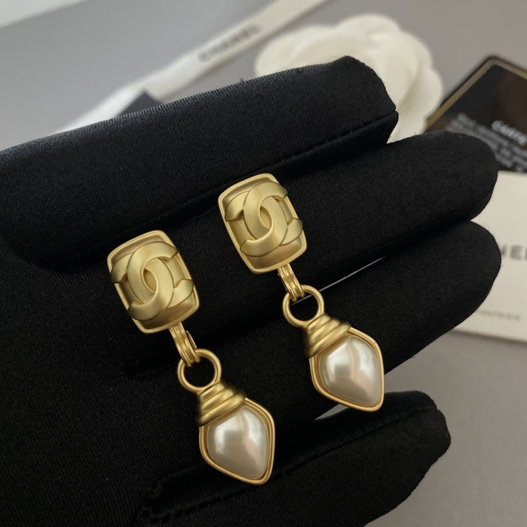 CHANEL Fashionable Simple Long Pendant Earrings