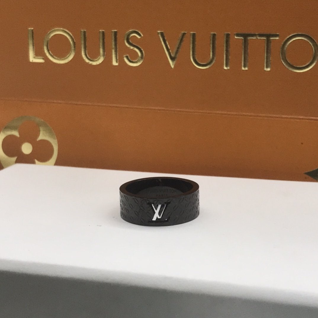LV Fashionable hollow carved ring