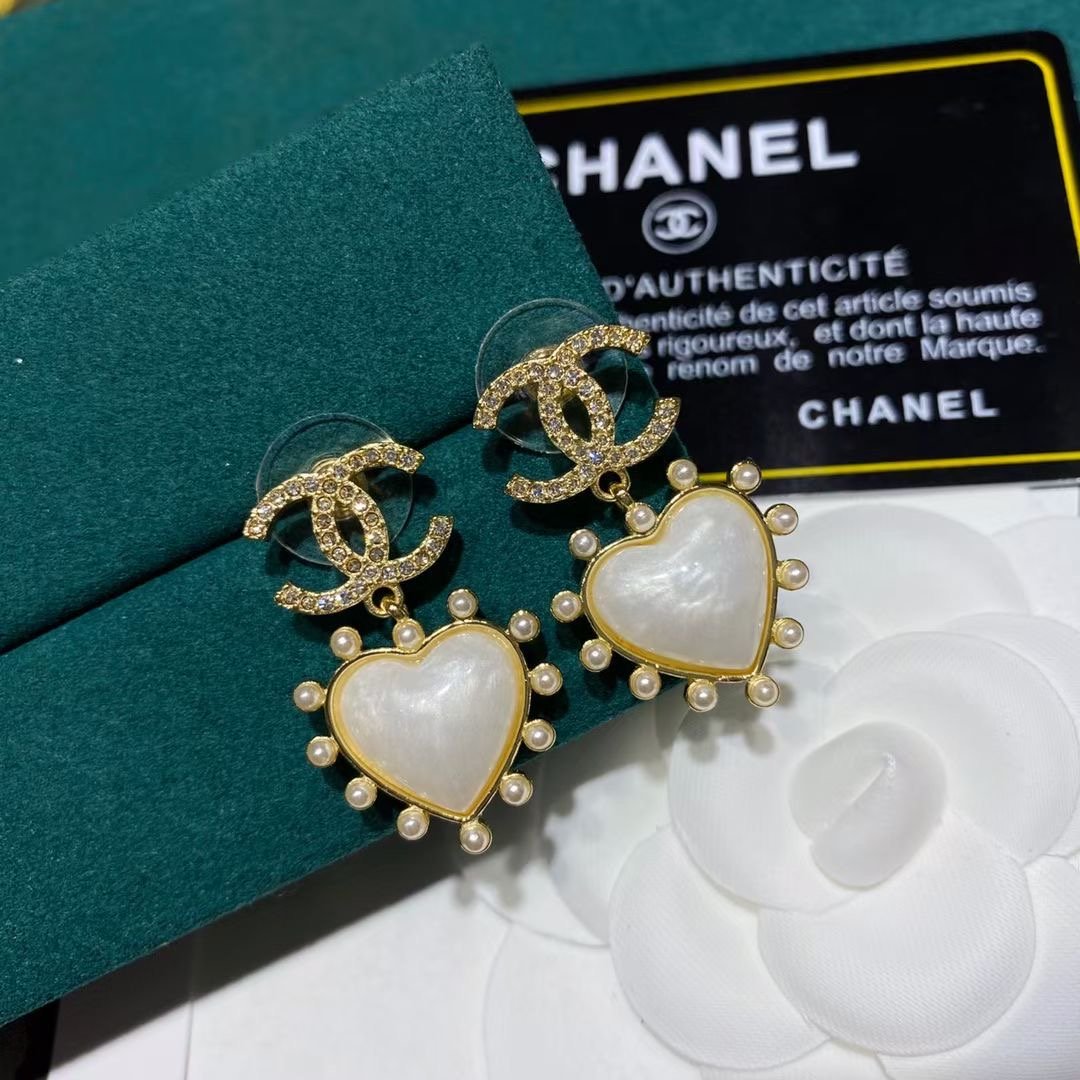 CHANEL Luxury love heart inlaid pearl earrings