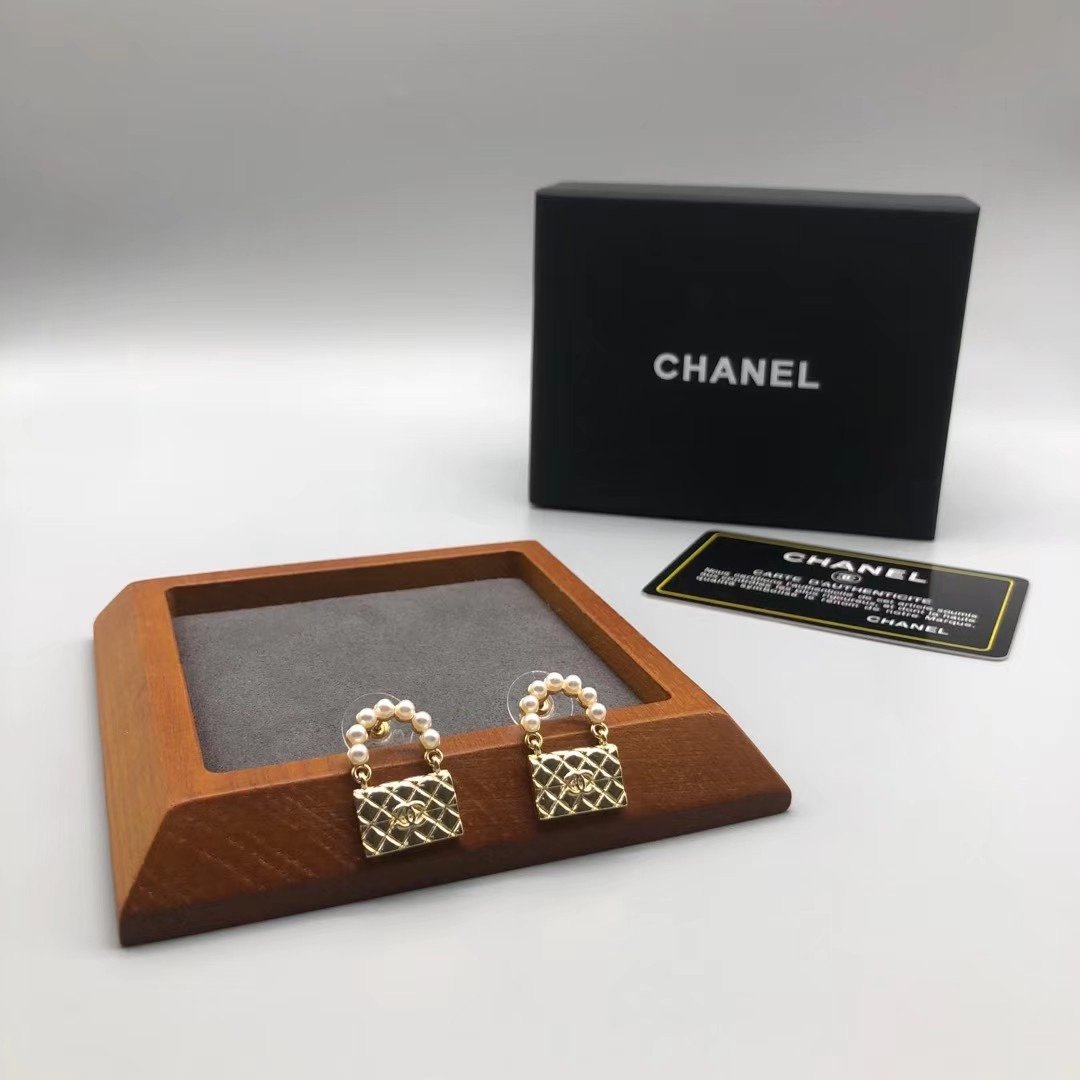 CHANEL Personalized Creative Pearl Bag Earrings