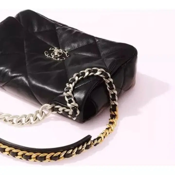 19 LARGE HANDBAG