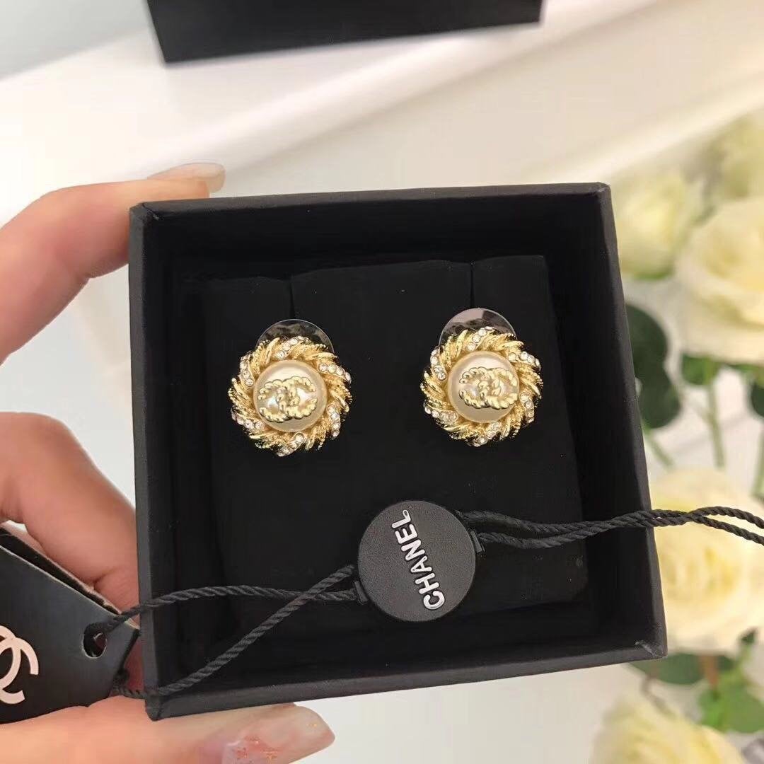 CHANEL Fashion twist earrings