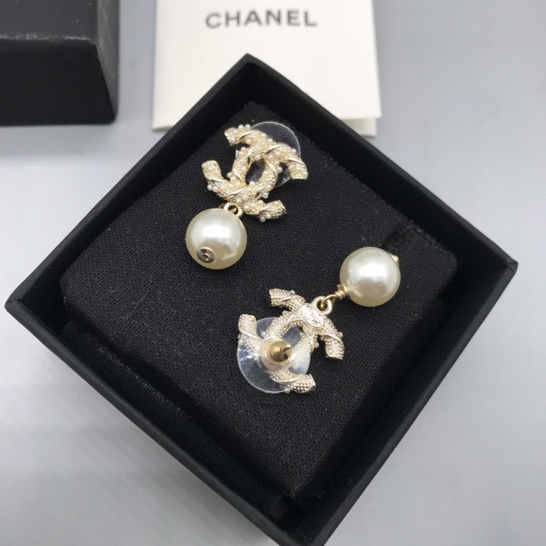 CHANEL Fashion luxury pearl pendant earrings
