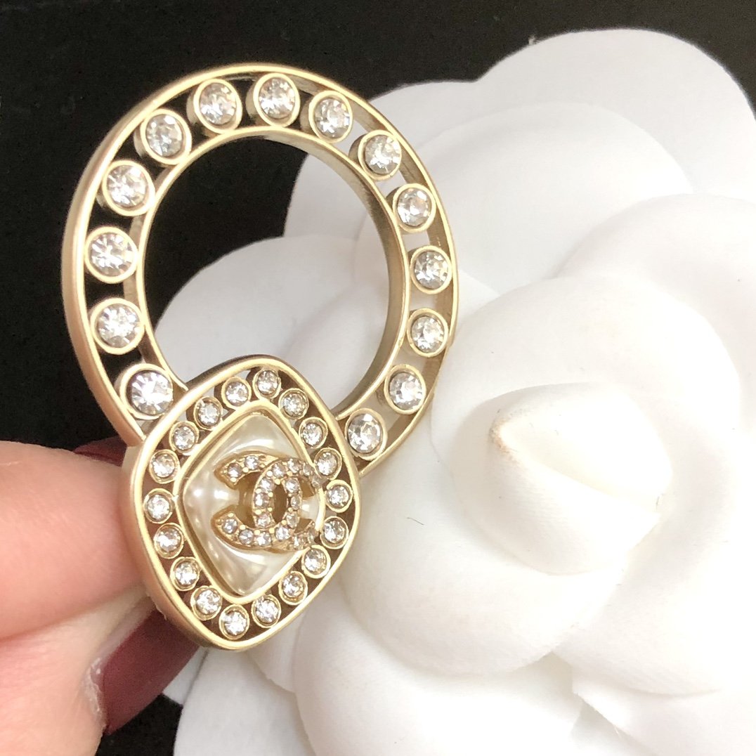 CHANEL Fashion round rhinestone earrings