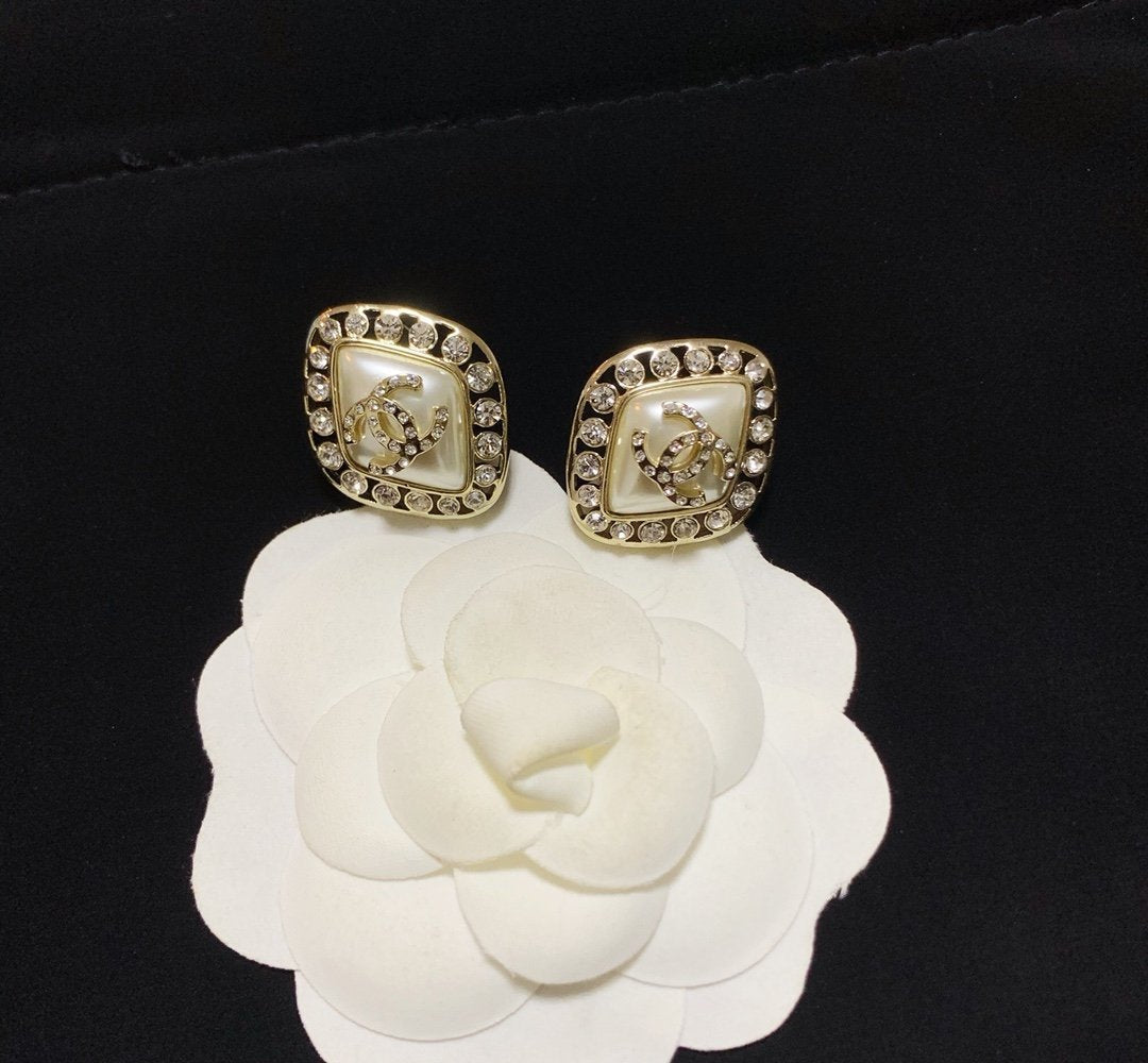 CHANEL Fashion Double C Diamond Pearl Earrings