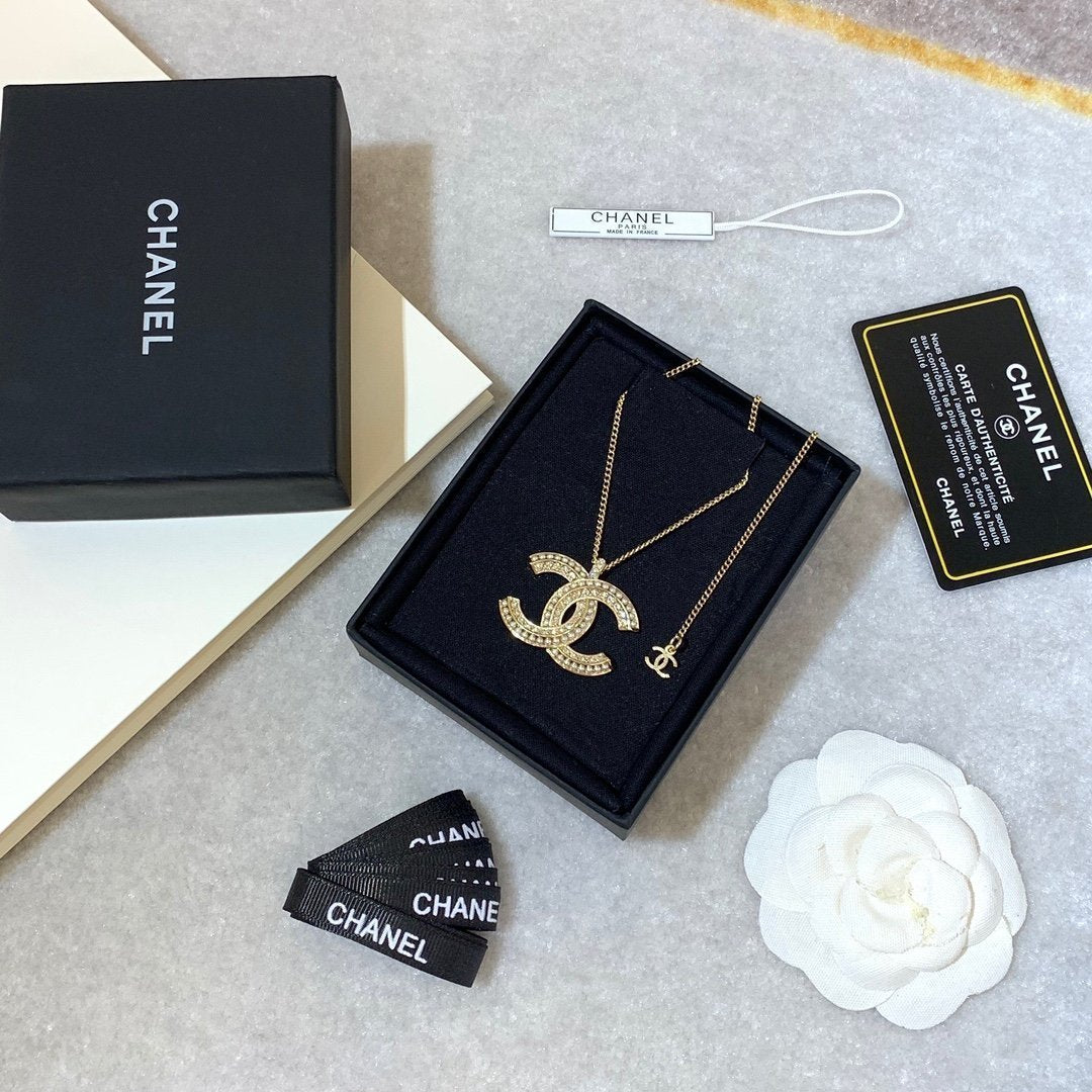 CHANEL Exquisite Pearl Crystal Necklace