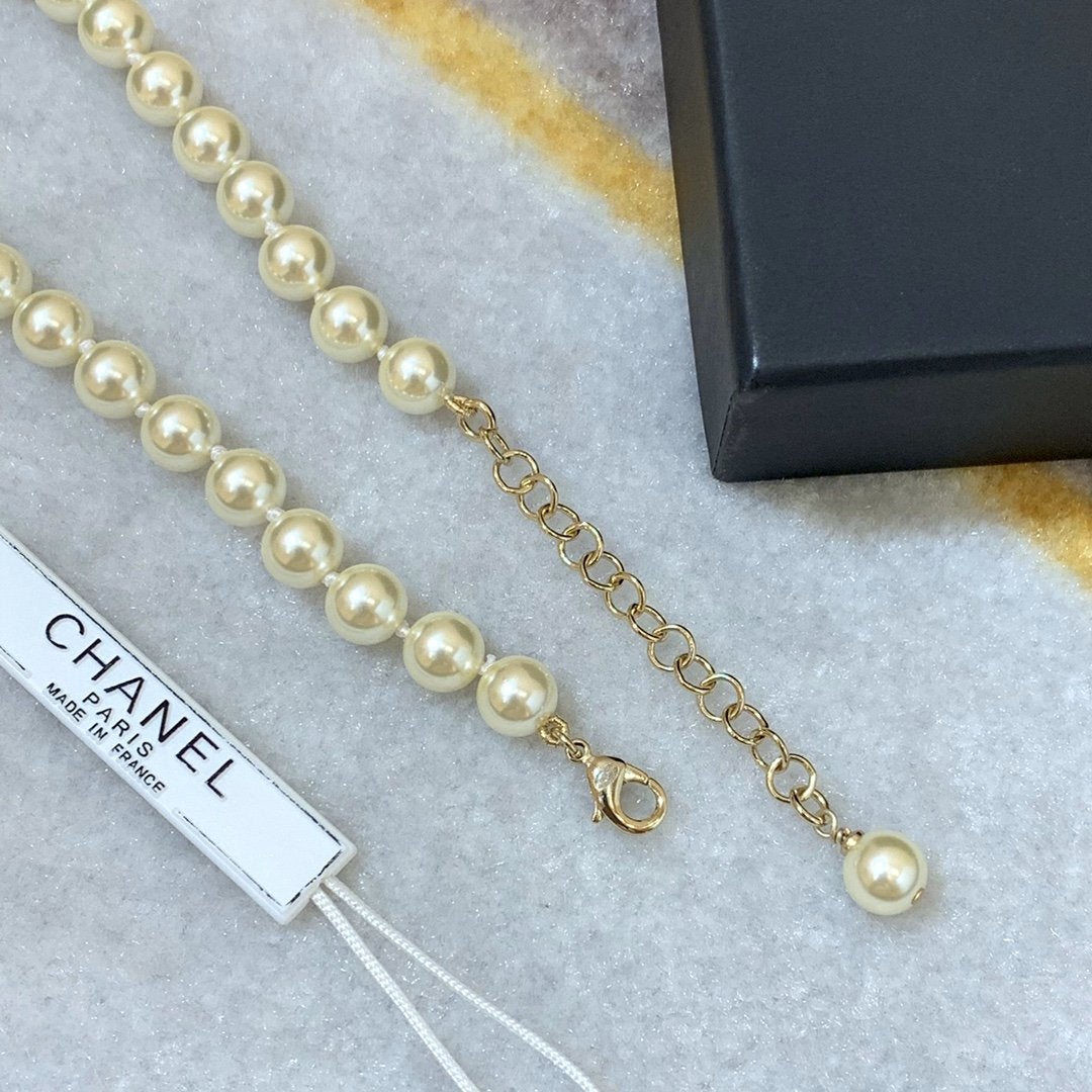 CHANEL New Letter Hollow Bow Pendant Necklace