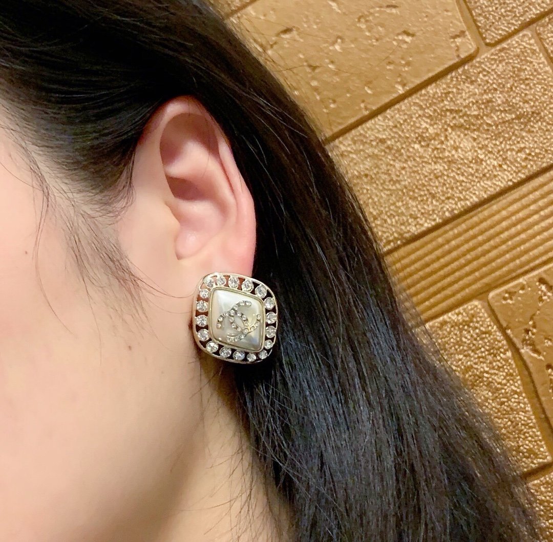 CHANEL Fashion Double C Diamond Pearl Earrings