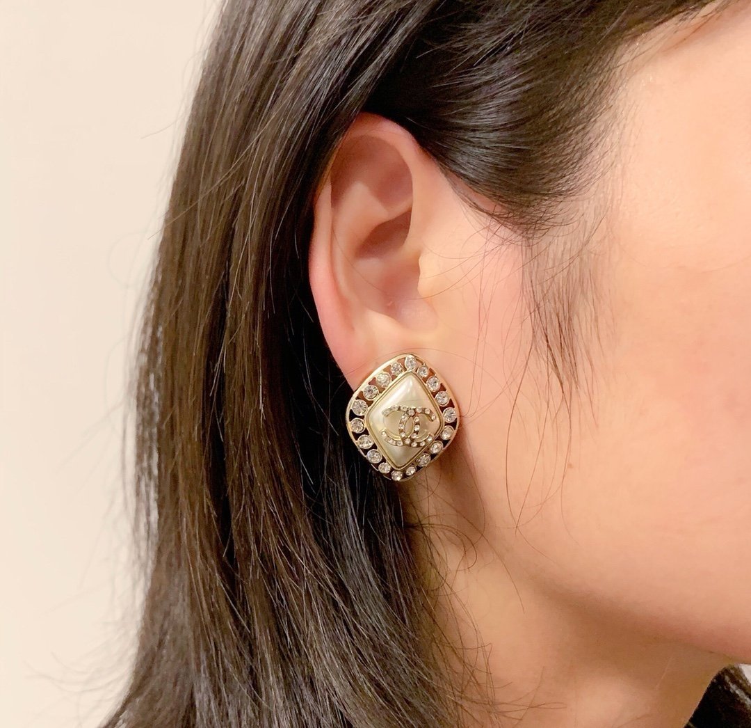 CHANEL Fashion Double C Diamond Pearl Earrings