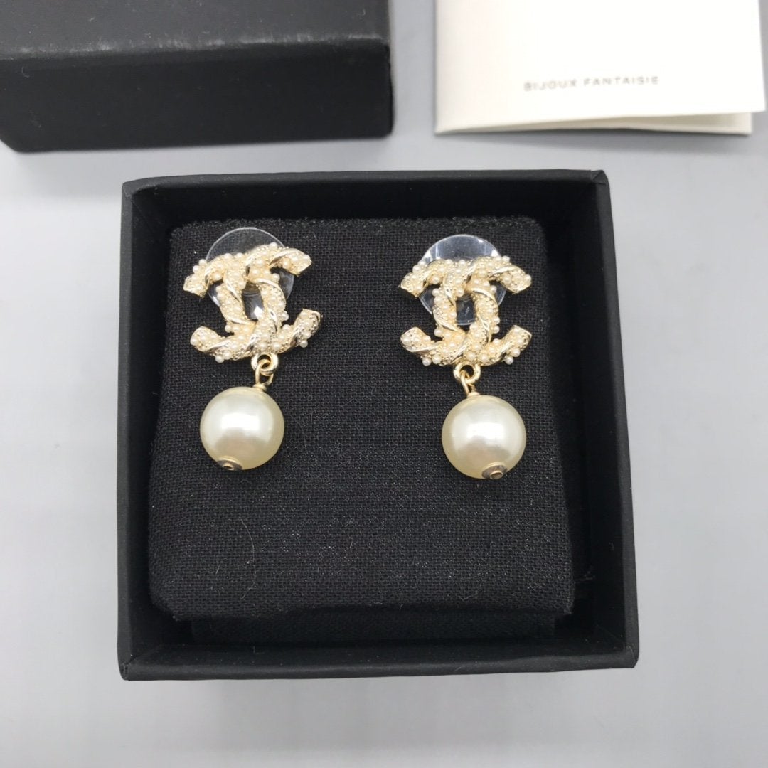 CHANEL Fashion luxury pearl pendant earrings