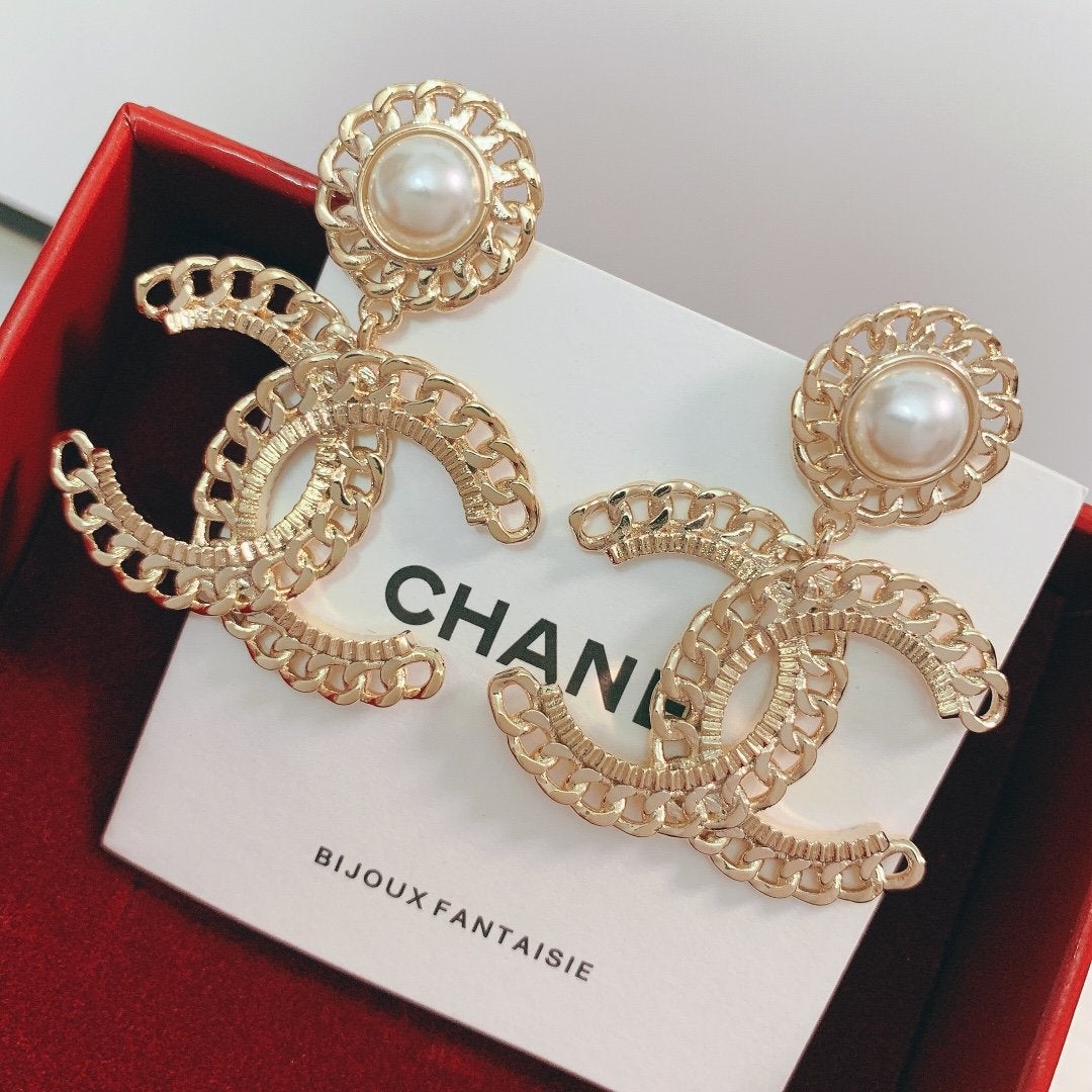 CHANEL Hollow Diamond Pearl Earrings