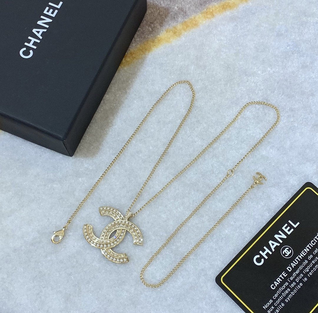 CHANEL Exquisite Pearl Crystal Necklace