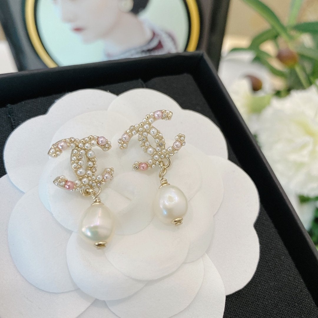 CHANEL Fashion Pearl Pendant Earrings