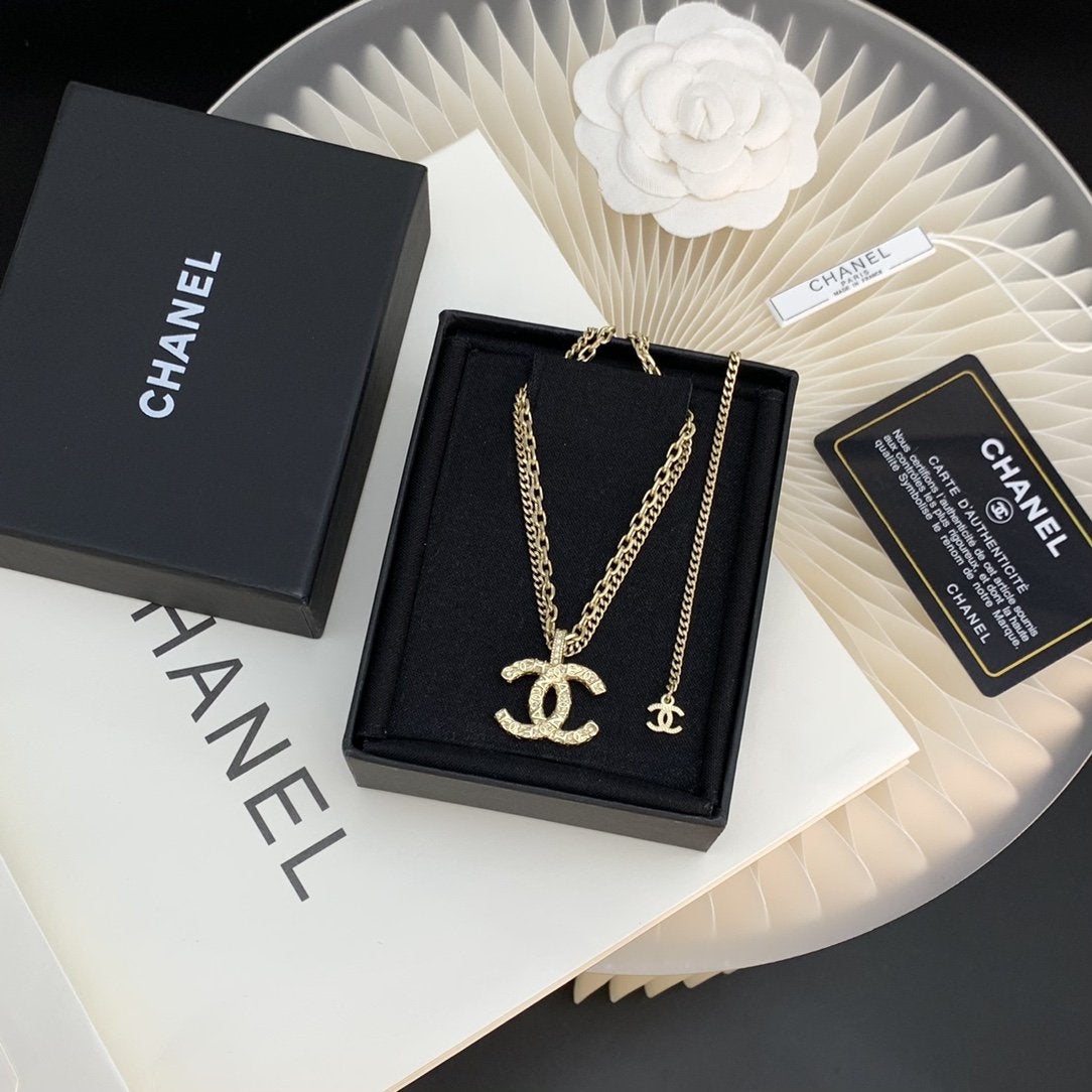 CHANEL Fashion Carved Double C Pendant Necklace