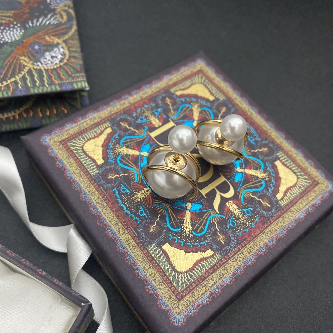 DIOR Retro spiral wound pearl earrings