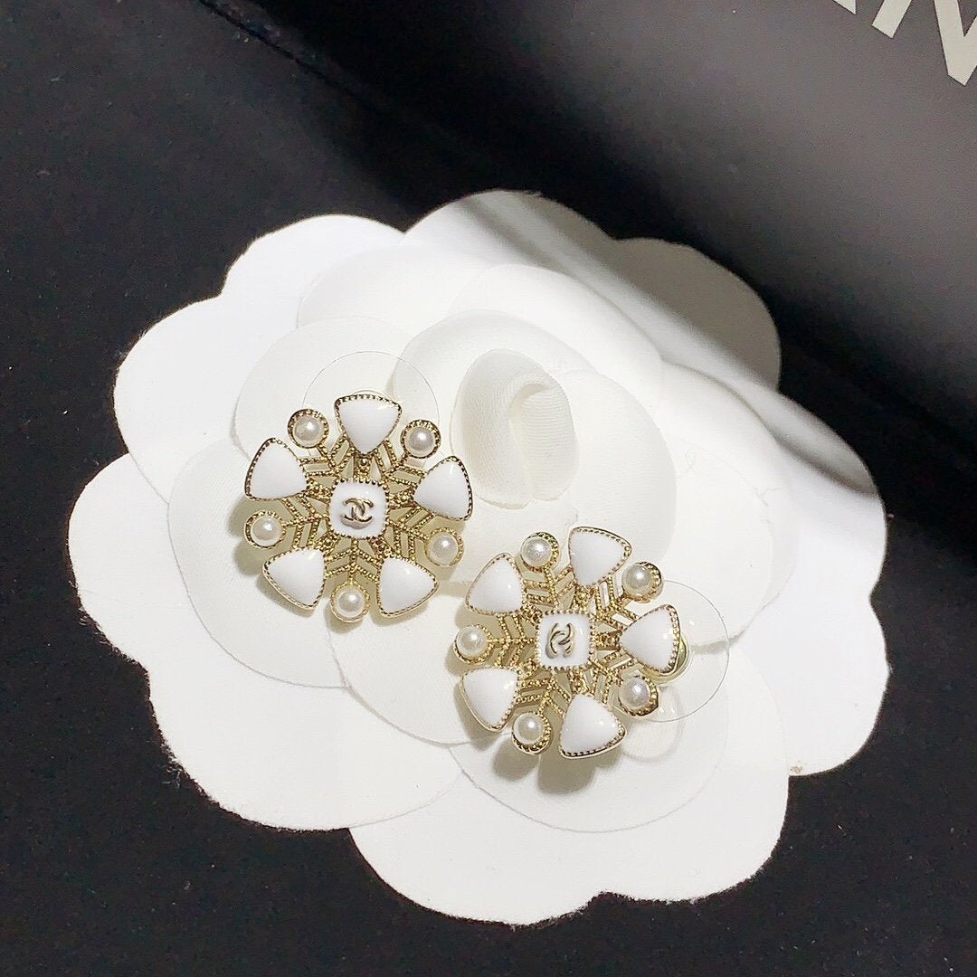 CHANEL Fashion Double C Flower Pearl Earrings