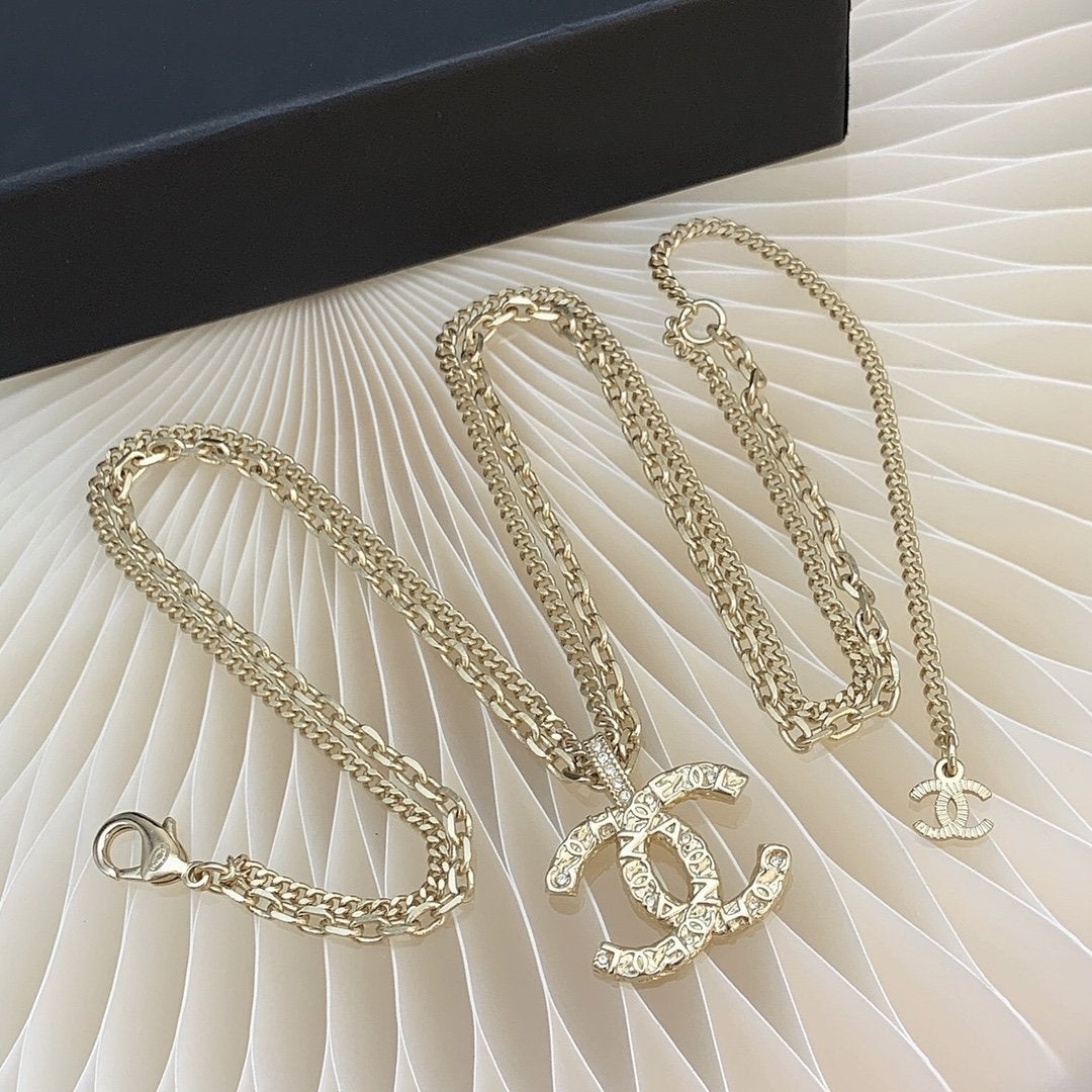 CHANEL Fashion Carved Double C Pendant Necklace