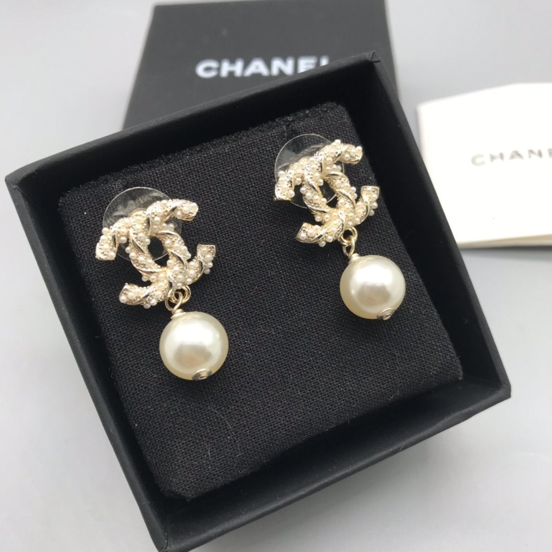 CHANEL Fashion luxury pearl pendant earrings