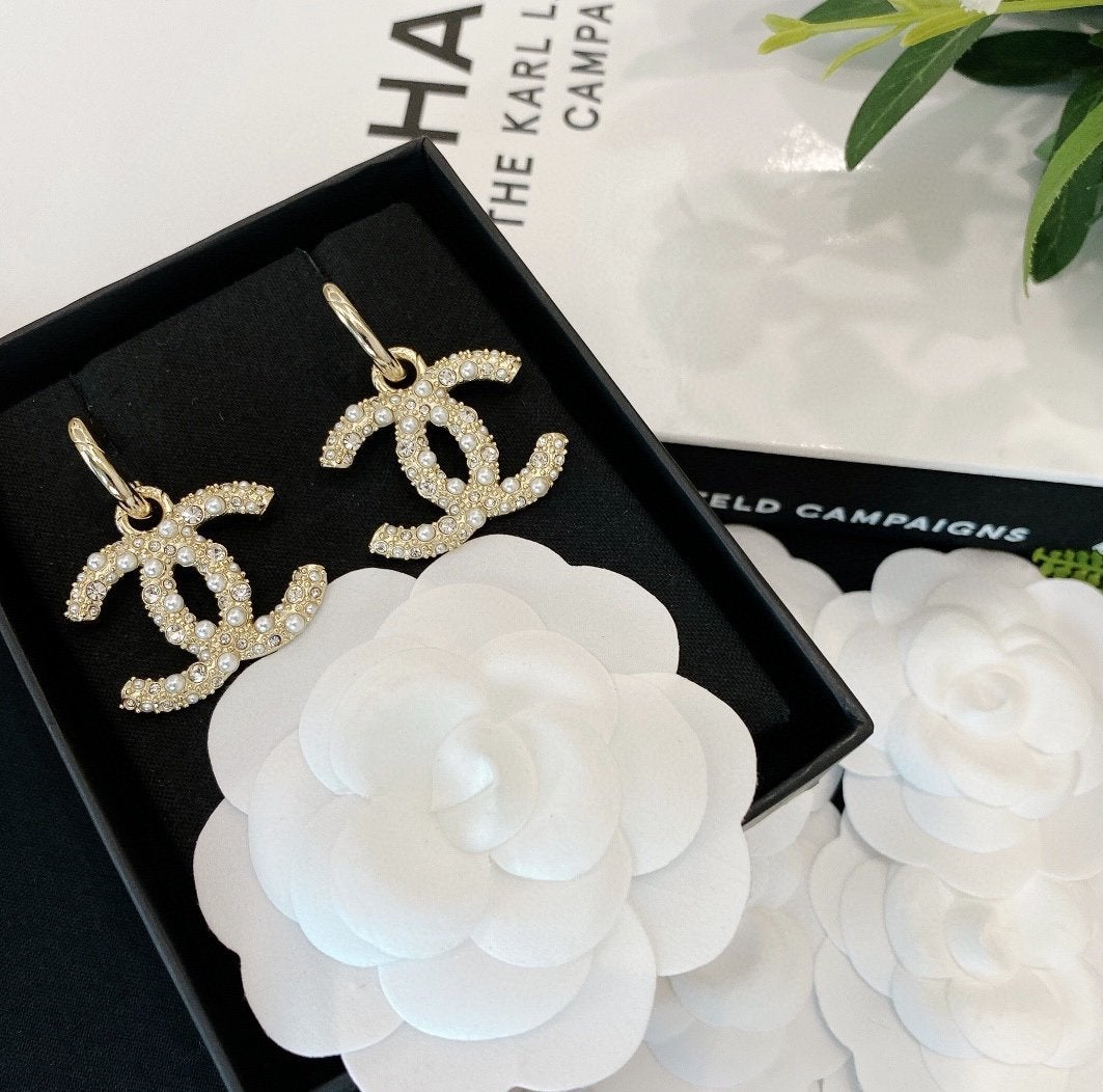 CHANEL exquisite rhinestone and pearl pendant earrings
