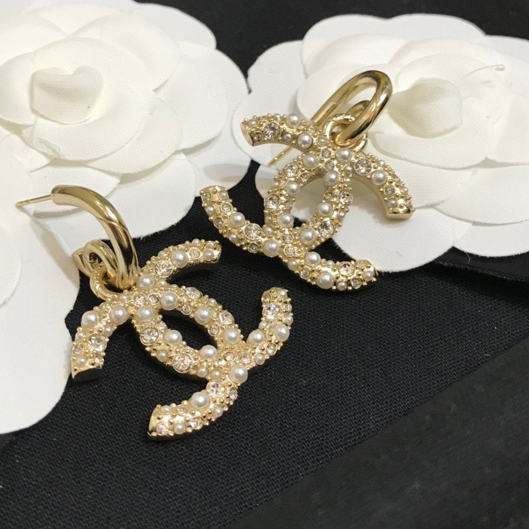 CHANEL exquisite rhinestone and pearl pendant earrings