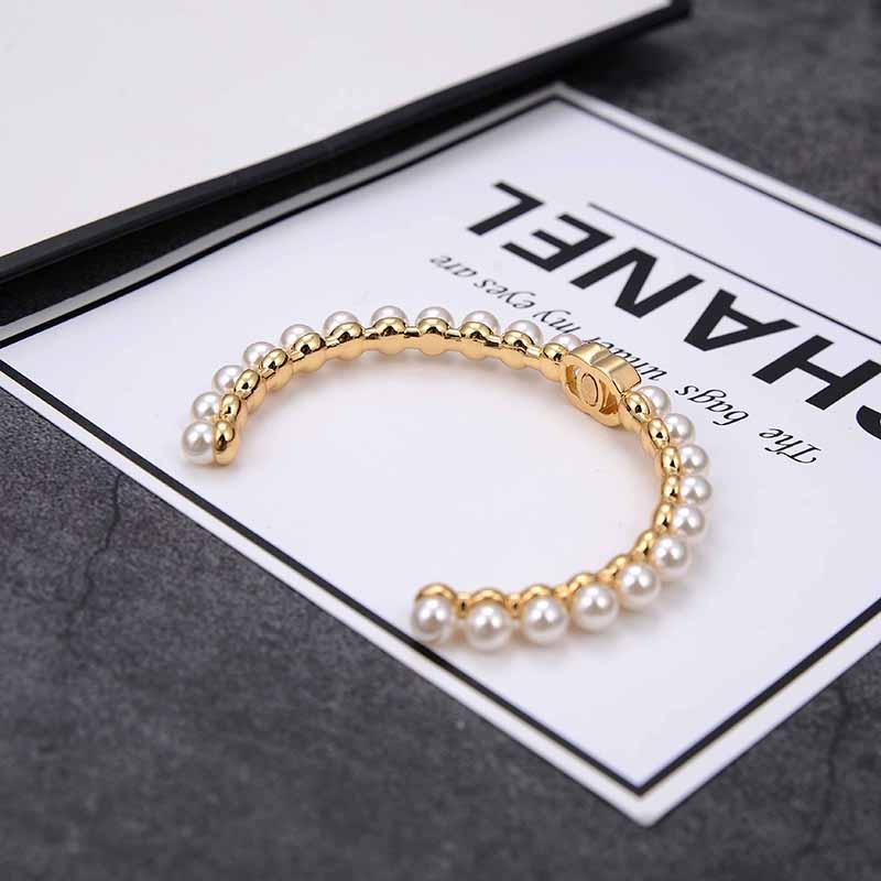 CHANEL Elegant Pearl Bracelet