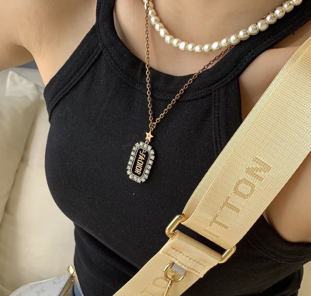 DIOR Fashion Pearl Rhinestone Nameplate Pendant Necklace