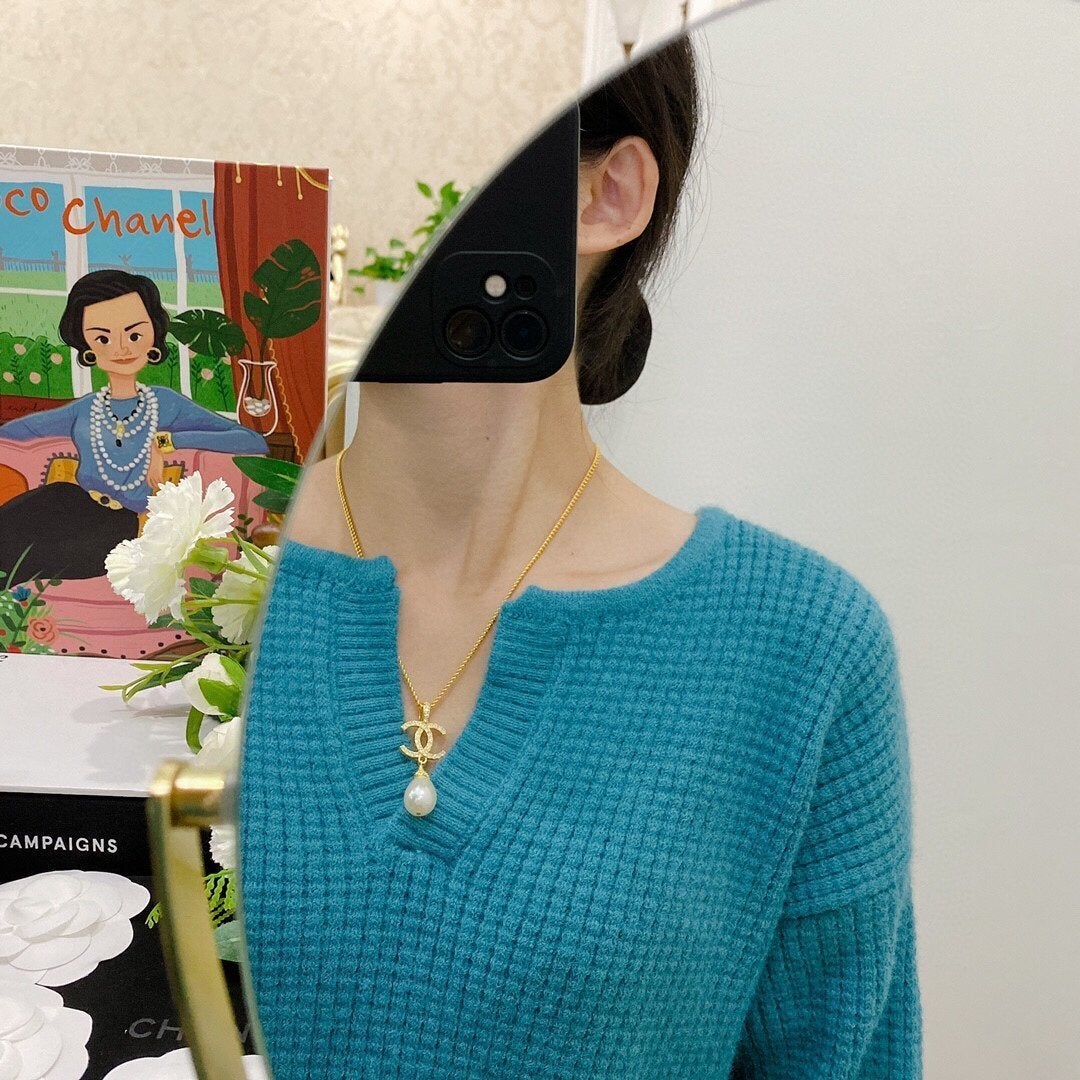 CHANEL Luxury Pearl Pendant Necklace