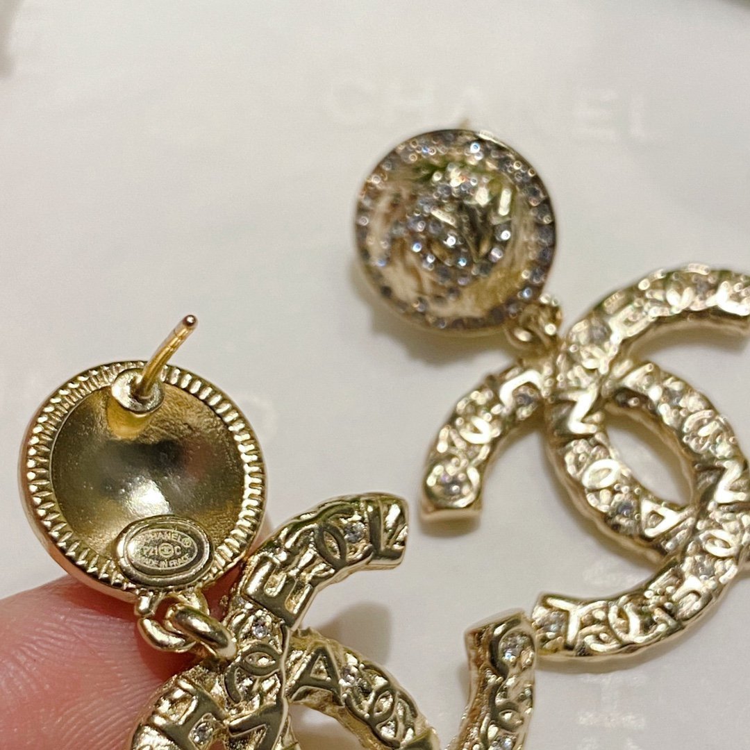 CHANEL Fashion Rhinestone Letter Engraved Double C Pendant Earrings