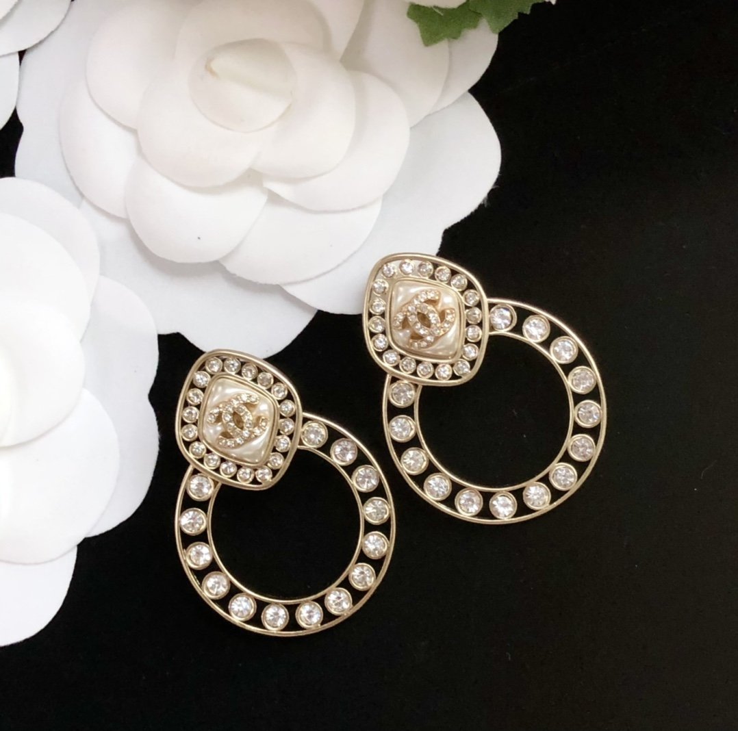 CHANEL Fashion round rhinestone earrings