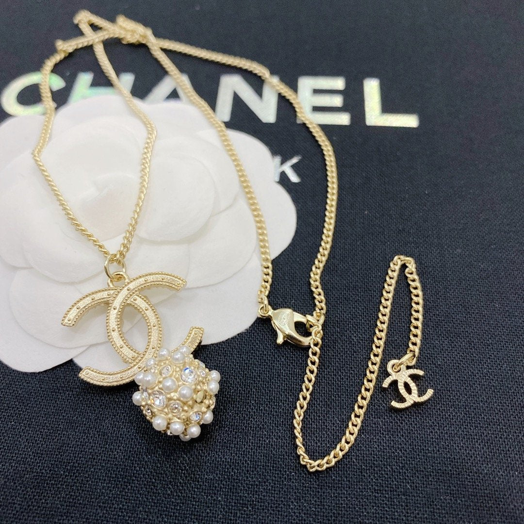 CHANEL Luxury Pearl Rhinestone Pendant Necklace