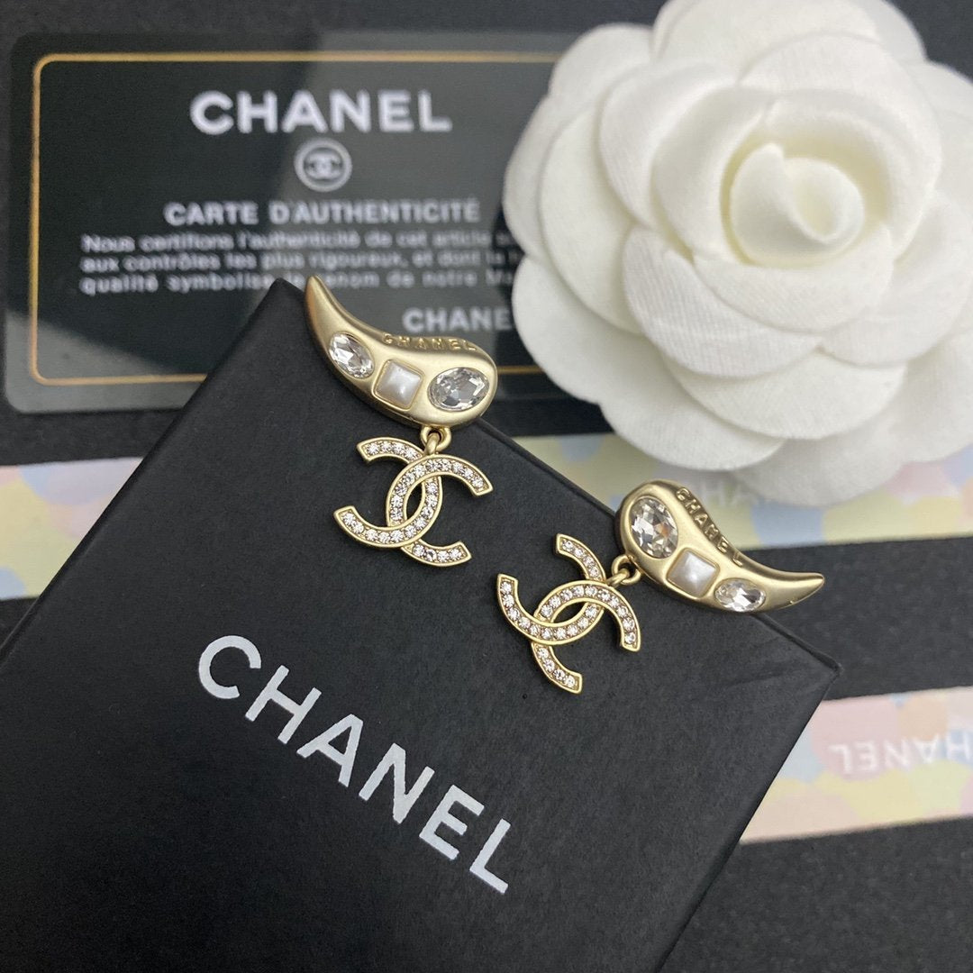 CHANEL regular cat eye earrings