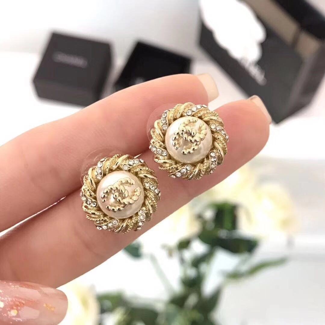 CHANEL Fashion twist earrings